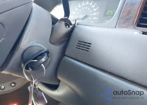 1998 Lincoln Town Car Signature z USA, uszkodzony, nr VIN 1LNFM82W1WY734800